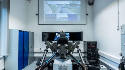 Aufnahme von einem Fahrzeugsimulator mit einer Leinwand