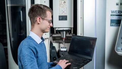 Mann schaut auf Laptop