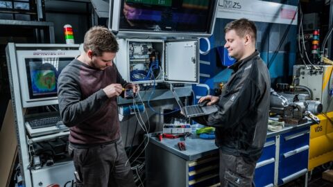 Zwei Männer arbeiten in einer Werkstatt mit Elektronik