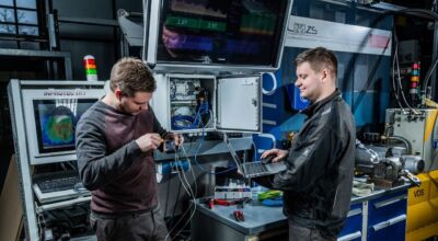 Zwei Männer in einem Technik-Labor