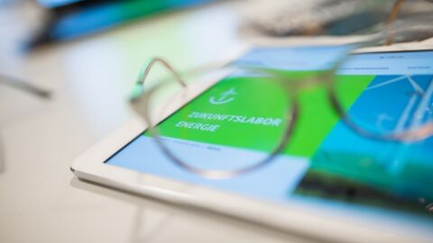 Brille liegt auf Tablet