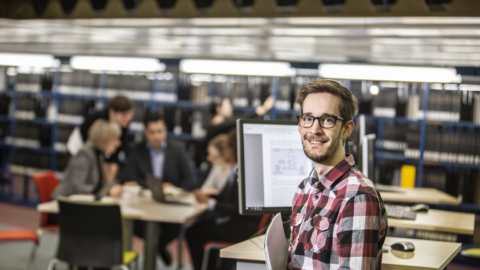 Man lächelt in Kamera