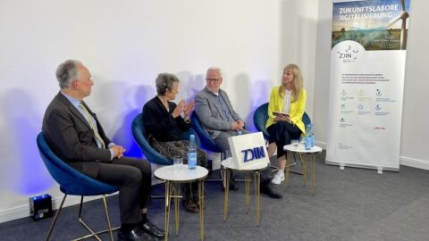 Zwei Frauen und zwei Männer sitzen in einer Diskussionsrunde.