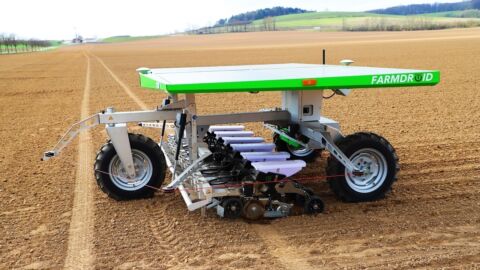 Landwirtschaftliche Maschine steht auf Feld