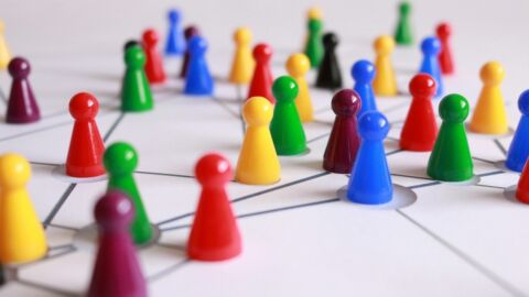 Bunte Spielfiguren sind vernetzt
