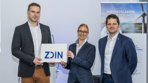 Drei Personen stehen nebeneinander