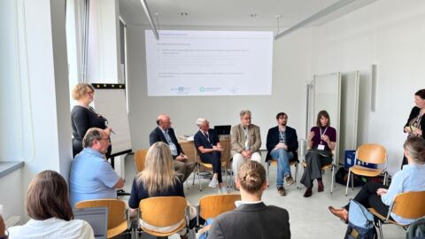 Eine Gruppe sitzt im Stuhlkreis und diskutiert