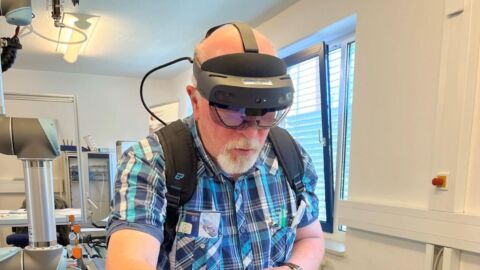 Mann mit Augmented-Reality-Brille auf dem Kopf