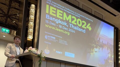 Mann steht an Rednerpult