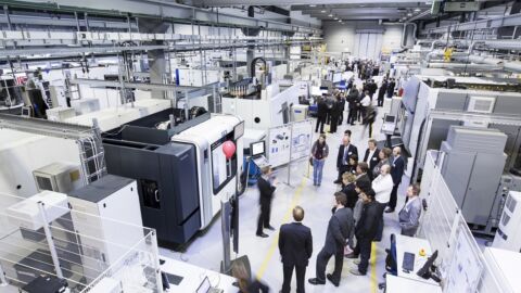 Überblick über eine Veranstaltung und dessen Gäste