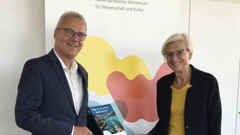 Eine Frau und ein Mann lächeln in die Kamera