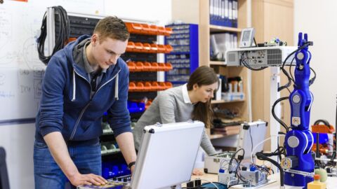 Zwei Personen stehen in einem Labor