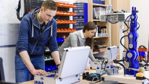 Zwei Personen arbeiten in einer Technikwerkstatt