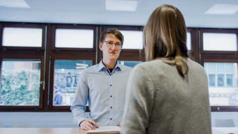 Zwei Personen sprechen miteinander