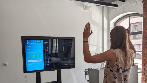 Frau interagiert mit der App