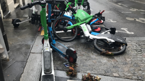 E-Scooter sind in Straße geparkt