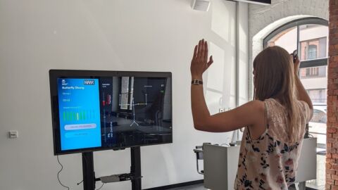 Eine Frau folgt Anweisungen der Physiotherapie App