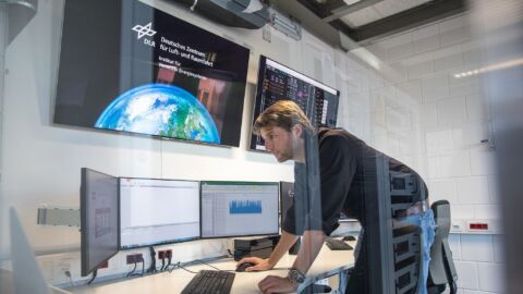 Mann arbeitet an einem Schreibtisch