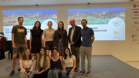 Eine Gruppe von überwiegend jungen Studentinnen blickt in die Kamera