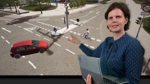 Frau steht vor einer digitalen Verkehrssimulation