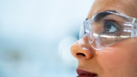 Frau mit Schutzbrille