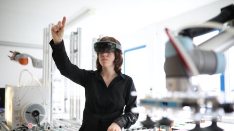 Frau trägt VR-Brille