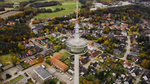 Luftaufnahme von Fernsehturm und umliegender Stadt