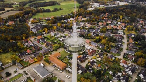 Drohnenbild einer kleinen Stadt.
