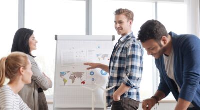 Vier Personen arbeiten zusammen in einem Raum