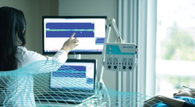 Ärztin und Patient in einem Zimmer