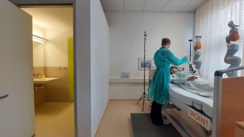 Krankenpflegerin arbeitet an einer Testpuppe