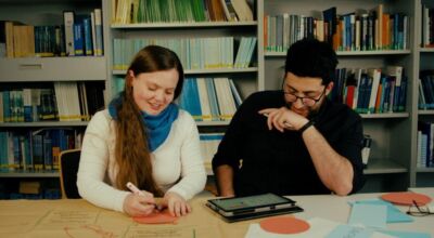 Ein Mann und eine Frau sitzen an Tisch