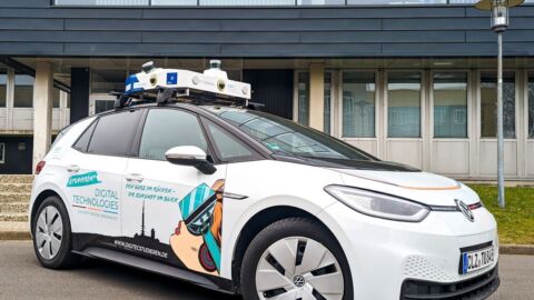 Auto mit Stickern an der Außenseite