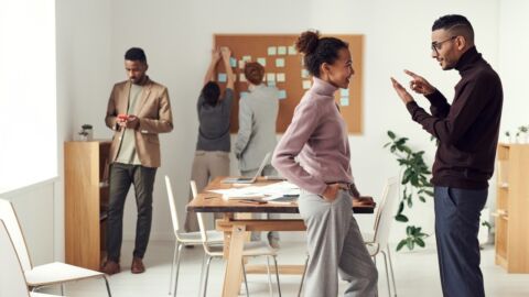 Mehrere Menschen in einem Workshopraum