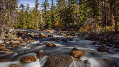 Langzeitbelichtung eines Flusses