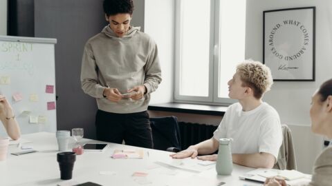 Vier Personen in einem Besprechungsraum