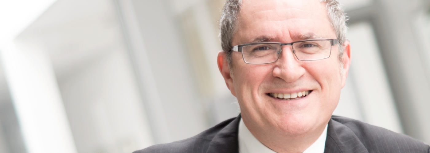 Lächelndes Portrait eines Mannes in Anzug