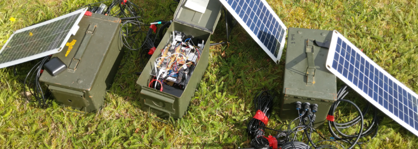 Kleine Solarpanels sind mit Batterieähnlichen Kästen verknüpft