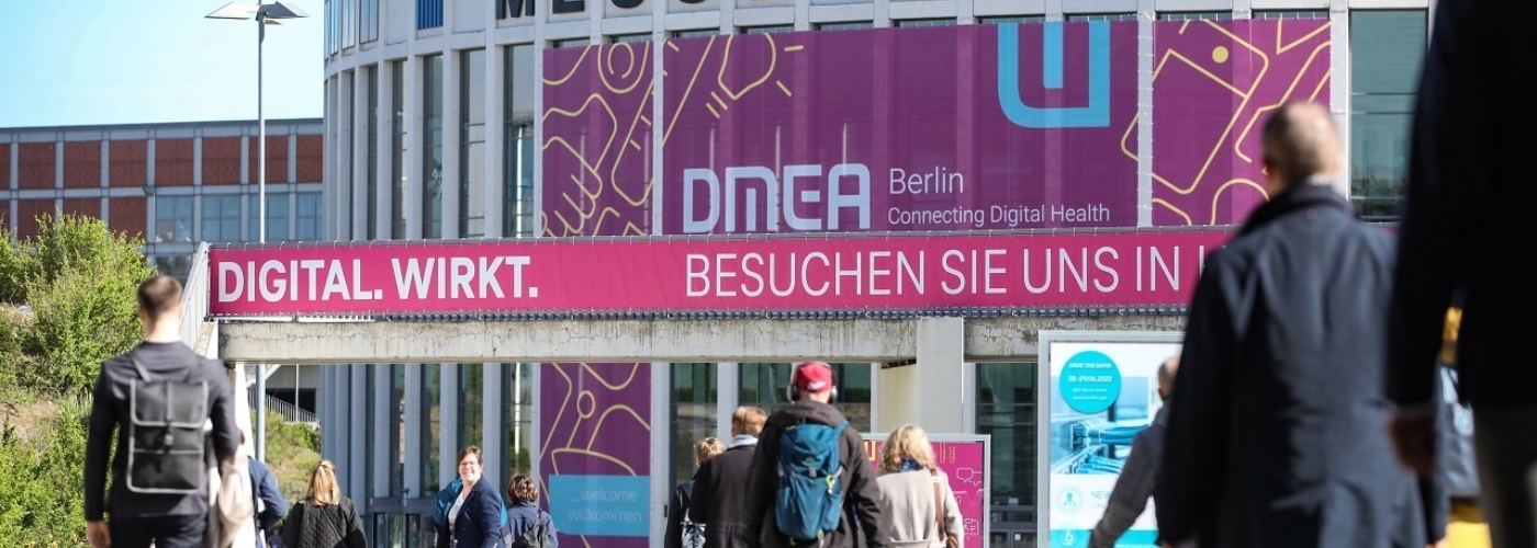 Menschen strömen zur Messe Berlin