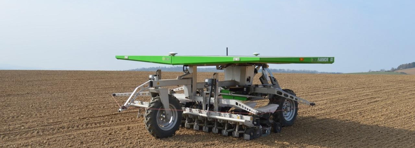 Landwirtschaftliches modernes Fahrzeug fährt über einen Acker