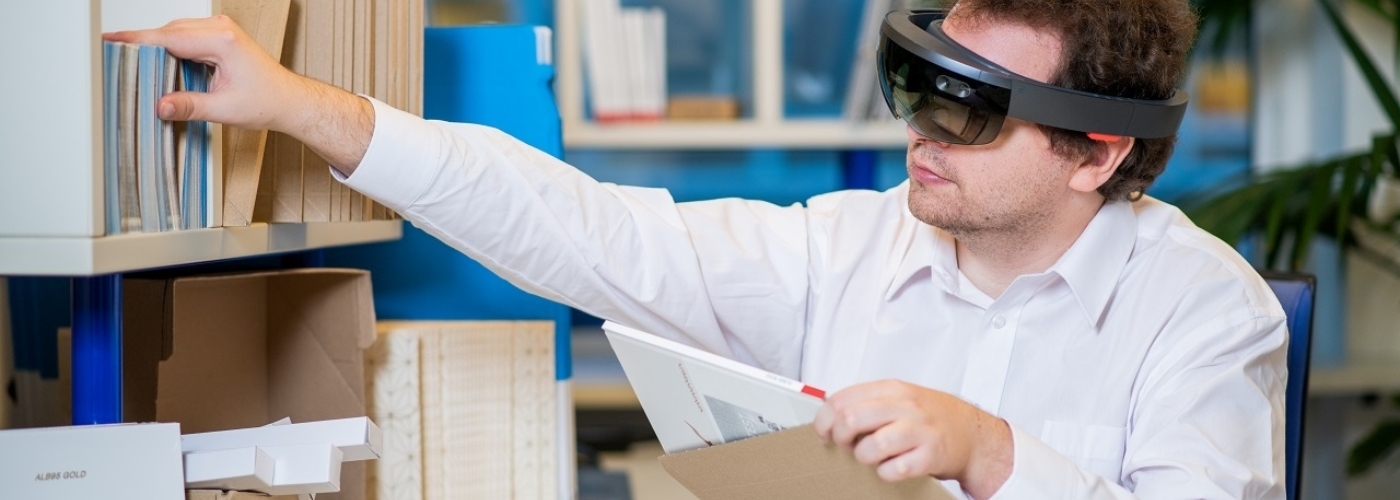 Person mit futuristischer Brille am Arbeitsplatz