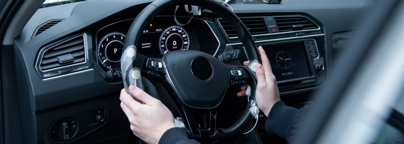 Hände am Steuer eines Autos