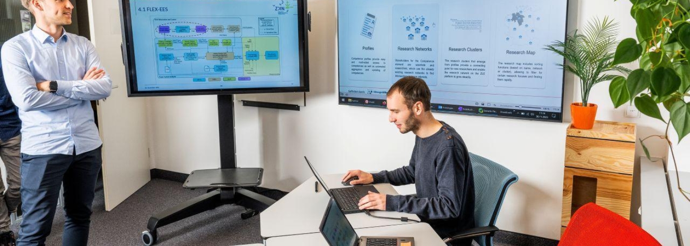 Zwei Personen sind in einem Raum mit vielen technischen Geräten