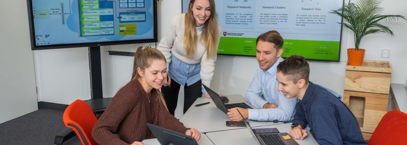 Gruppe von Menschen arbeitet zusammen an einem Tisch