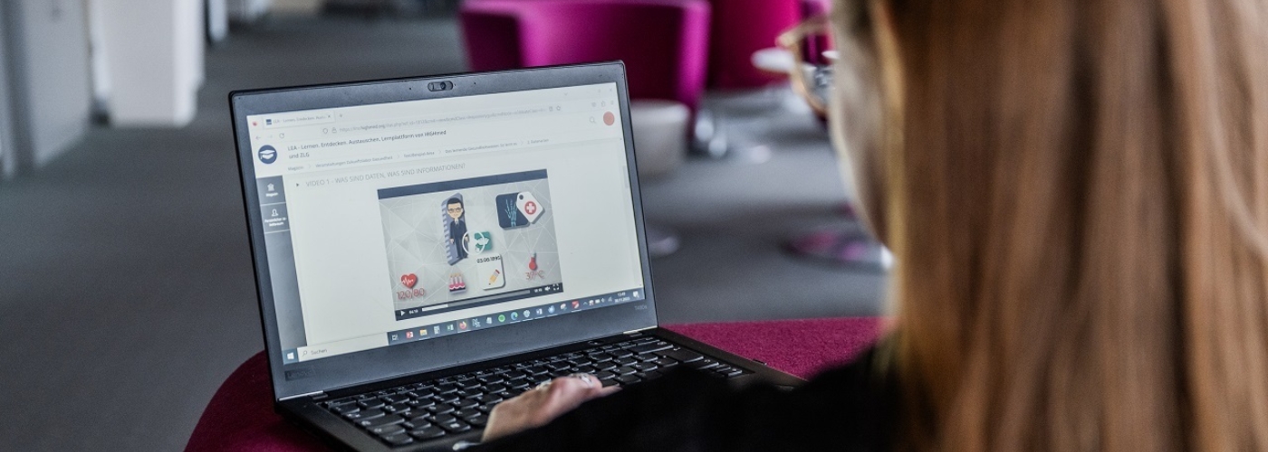 Frau schaut auf Laptop