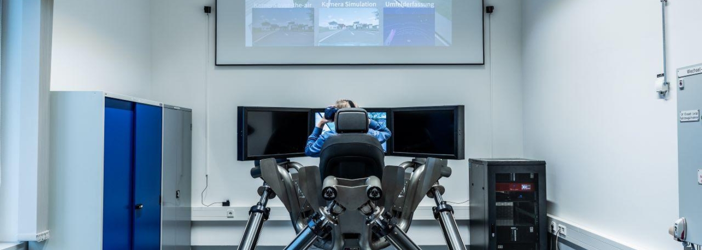 Aufnahme von einem Fahrzeugsimulator mit einer Leinwand
