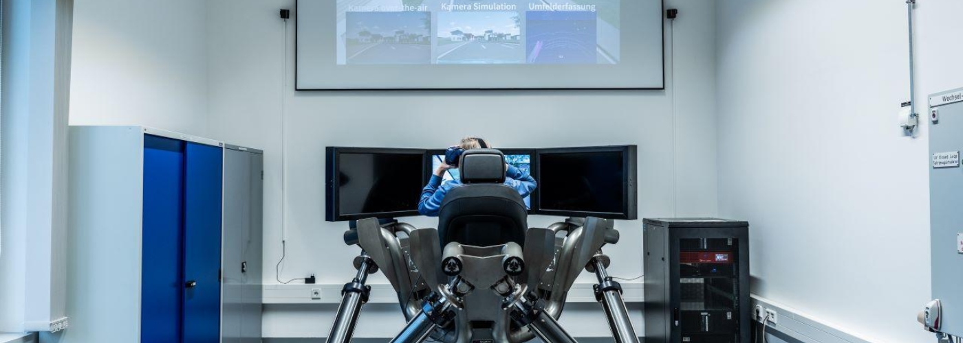 Fahrsimulator mit Leinwand