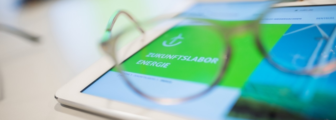 Brille liegt auf Tablet