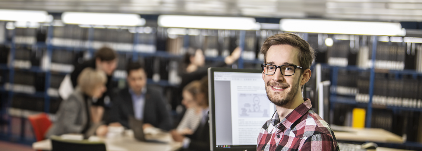 Man lächelt in Kamera