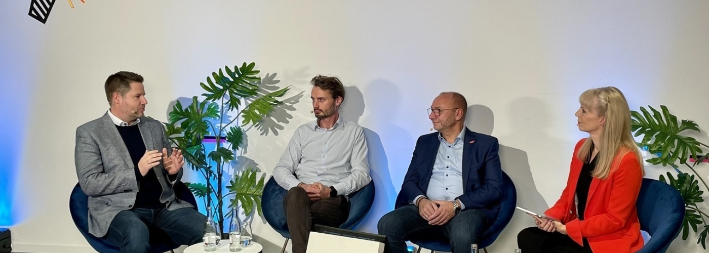 Vier Personen sprechen miteinander
